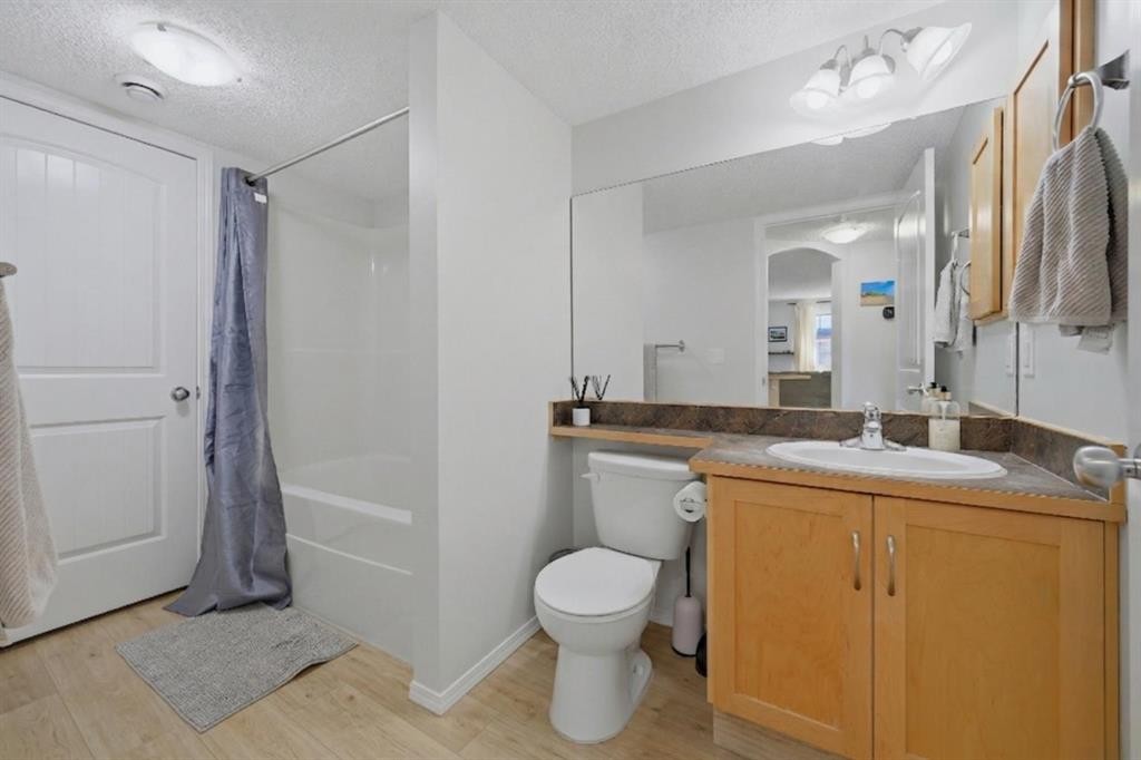 106-31 Everridge Square Sw, Calgary, AB - Indoor Photo Showing Bathroom
