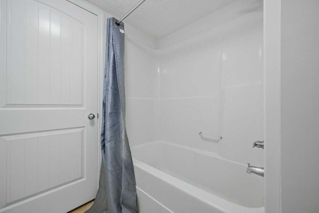 106-31 Everridge Square Sw, Calgary, AB - Indoor Photo Showing Bathroom