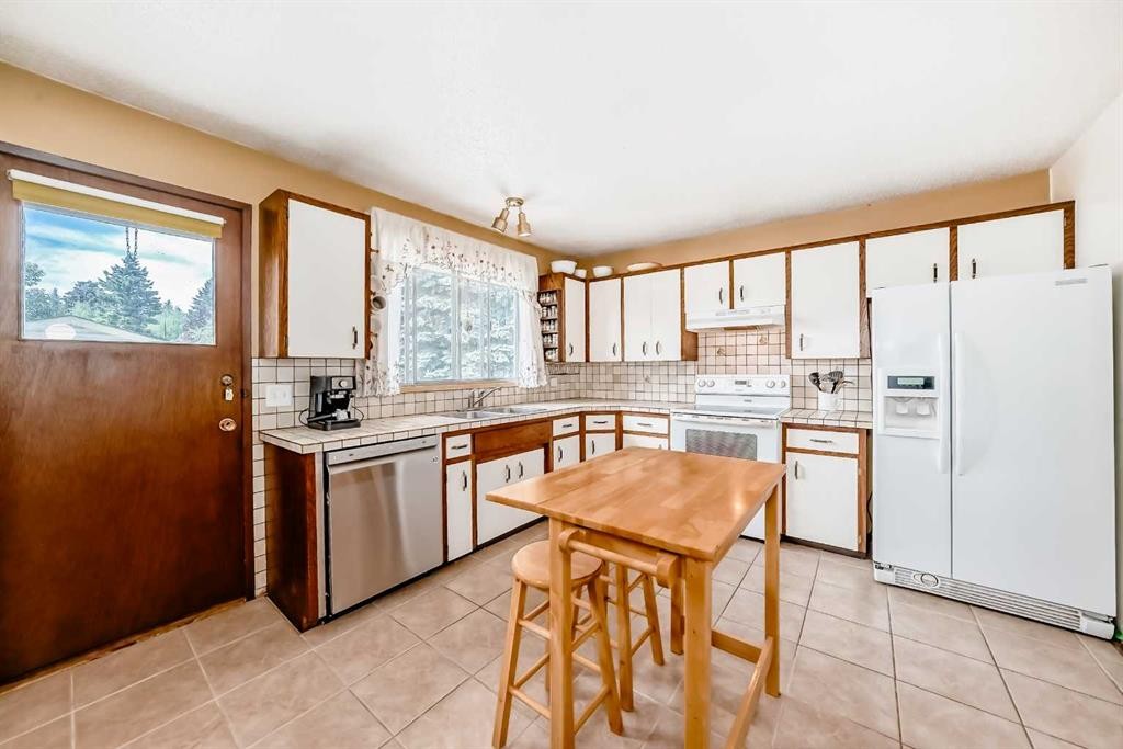5539 Dalhart Road Nw, Calgary, AB - Indoor Photo Showing Kitchen With Double Sink