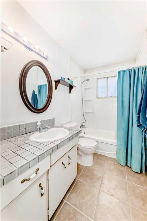 5539 Dalhart Road Nw, Calgary, AB - Indoor Photo Showing Bathroom