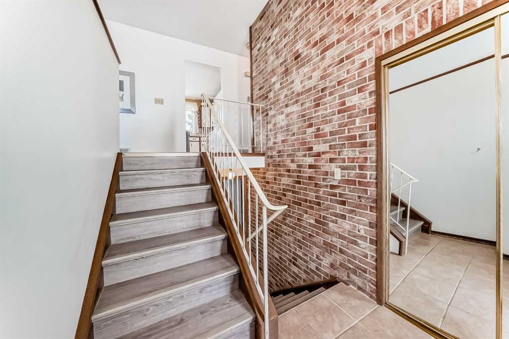 5539 Dalhart Road Nw, Calgary, AB - Indoor Photo Showing Other Room