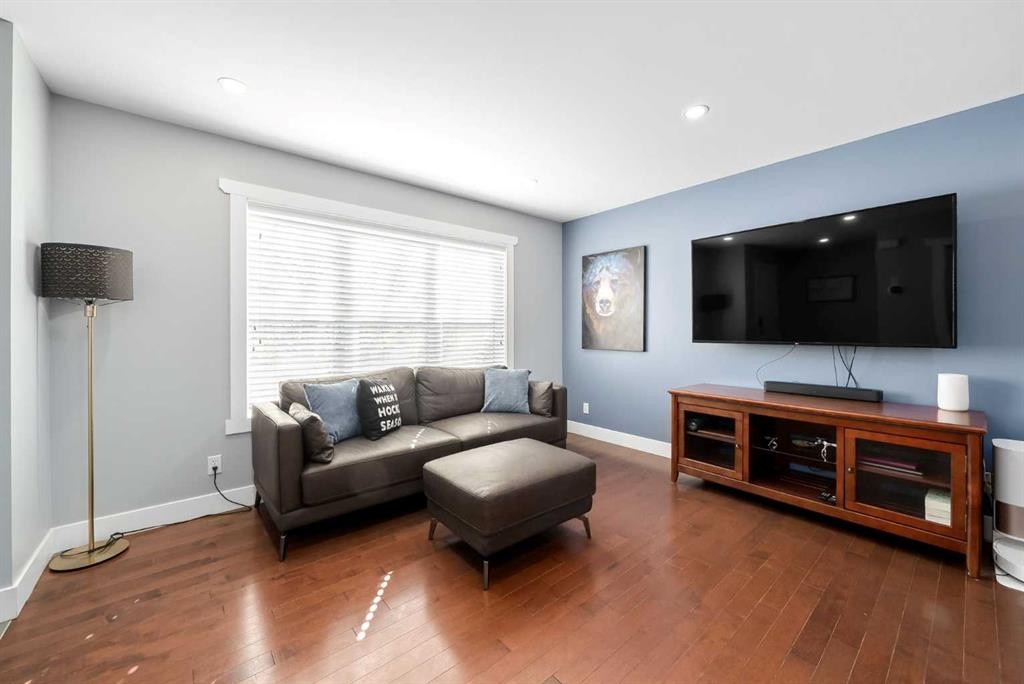 86 Everwillow Circle Sw, Calgary, AB - Indoor Photo Showing Living Room