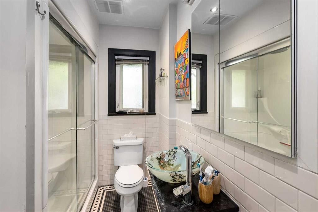 3035 4 Street Sw, Calgary, AB - Indoor Photo Showing Bathroom