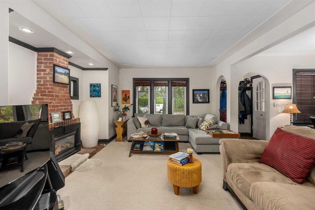 3035 4 Street Sw, Calgary, AB - Indoor Photo Showing Living Room With Fireplace