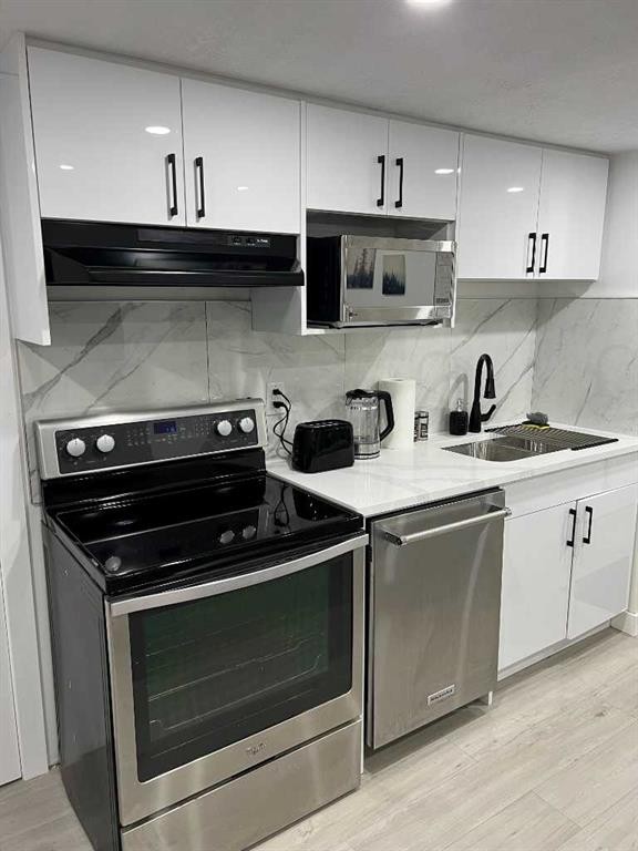101-Dawson Drive, Chestermere, AB - Indoor Photo Showing Kitchen With Upgraded Kitchen