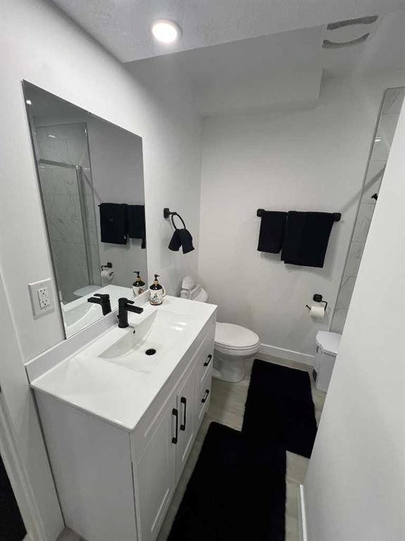 101-Dawson Drive, Chestermere, AB - Indoor Photo Showing Bathroom