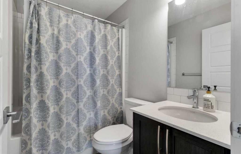 101-Dawson Drive, Chestermere, AB - Indoor Photo Showing Bathroom
