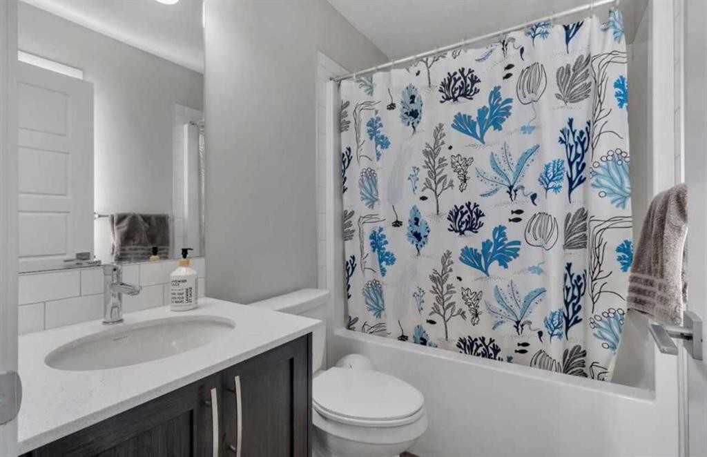 101-Dawson Drive, Chestermere, AB - Indoor Photo Showing Bathroom