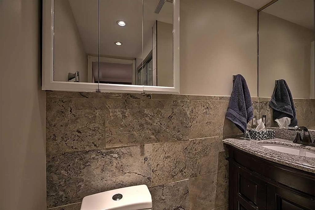 48 Deermont Way Se, Calgary, AB - Indoor Photo Showing Bathroom