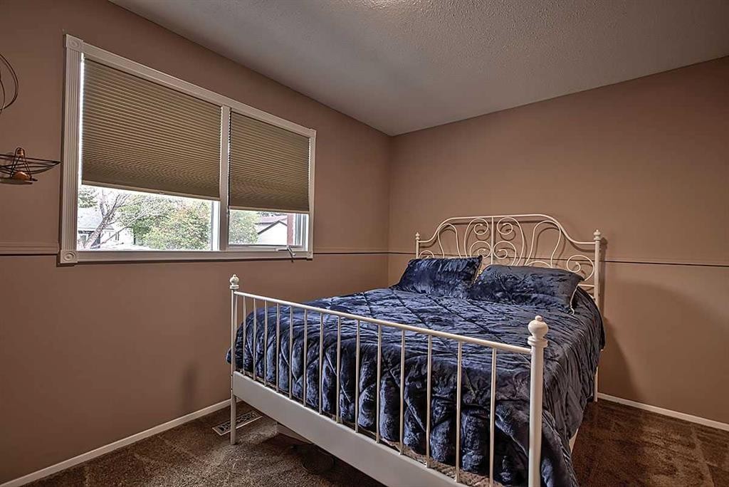 48 Deermont Way Se, Calgary, AB - Indoor Photo Showing Bedroom
