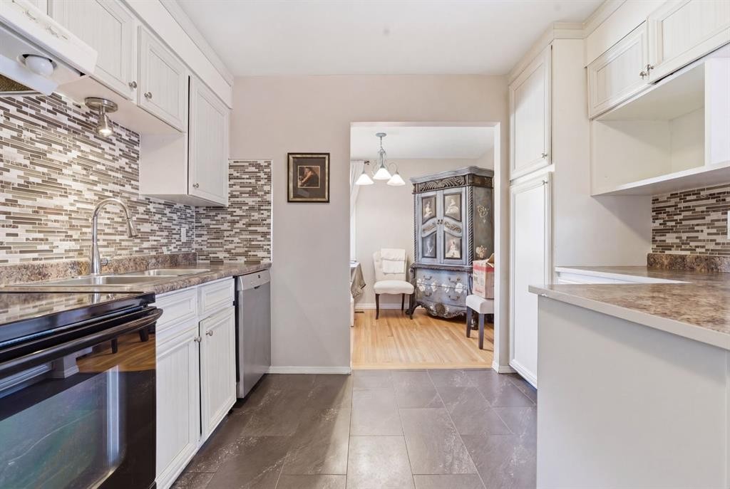 1703 110 Avenue Sw, Calgary, AB - Indoor Photo Showing Kitchen