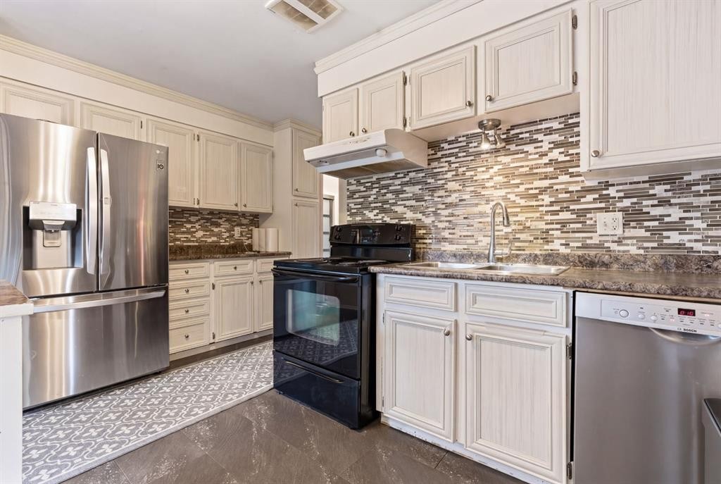 1703 110 Avenue Sw, Calgary, AB - Indoor Photo Showing Kitchen With Double Sink