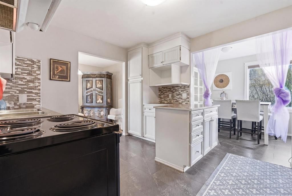 1703 110 Avenue Sw, Calgary, AB - Indoor Photo Showing Kitchen