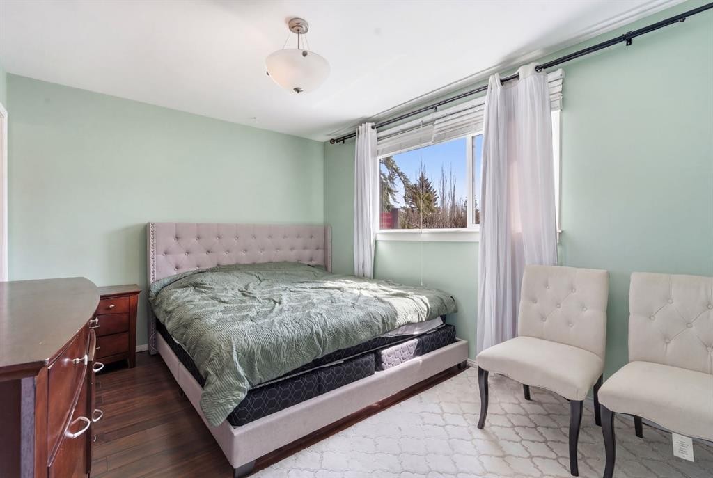 1703 110 Avenue Sw, Calgary, AB - Indoor Photo Showing Bedroom