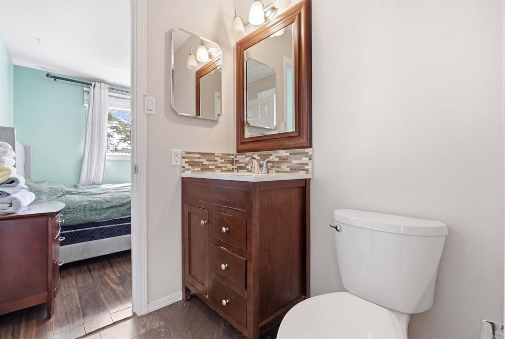 1703 110 Avenue Sw, Calgary, AB - Indoor Photo Showing Bathroom