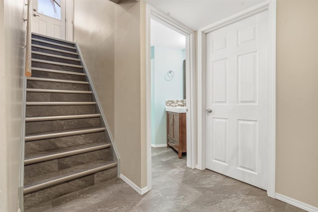 1703 110 Avenue Sw, Calgary, AB - Indoor Photo Showing Other Room