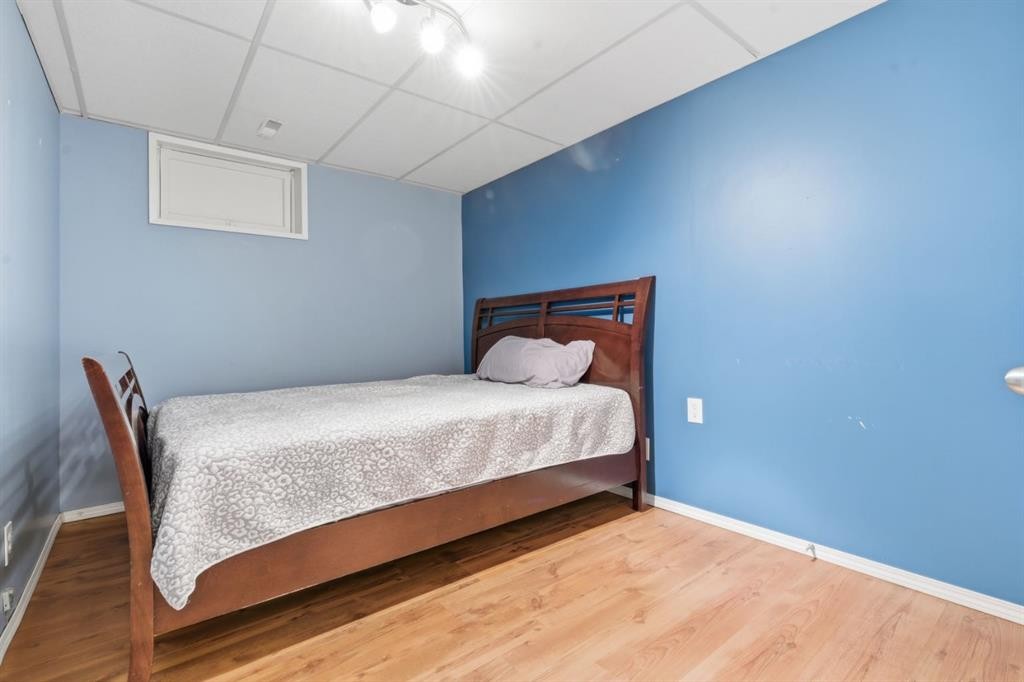1703 110 Avenue Sw, Calgary, AB - Indoor Photo Showing Bedroom