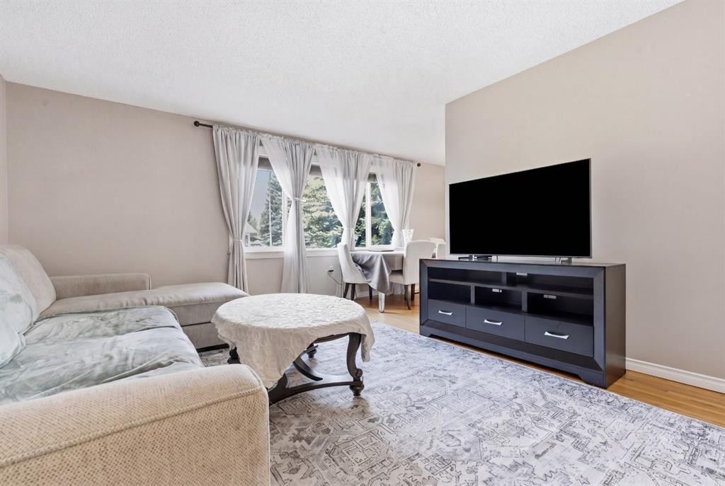 1703 110 Avenue Sw, Calgary, AB - Indoor Photo Showing Living Room