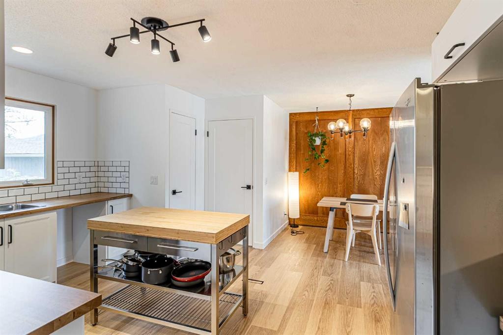 111 Lynnview Way Se, Calgary, AB - Indoor Photo Showing Other Room