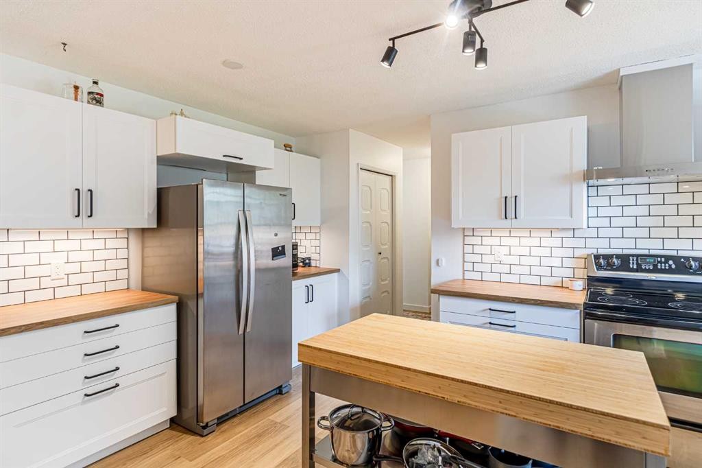 111 Lynnview Way Se, Calgary, AB - Indoor Photo Showing Kitchen With Stainless Steel Kitchen