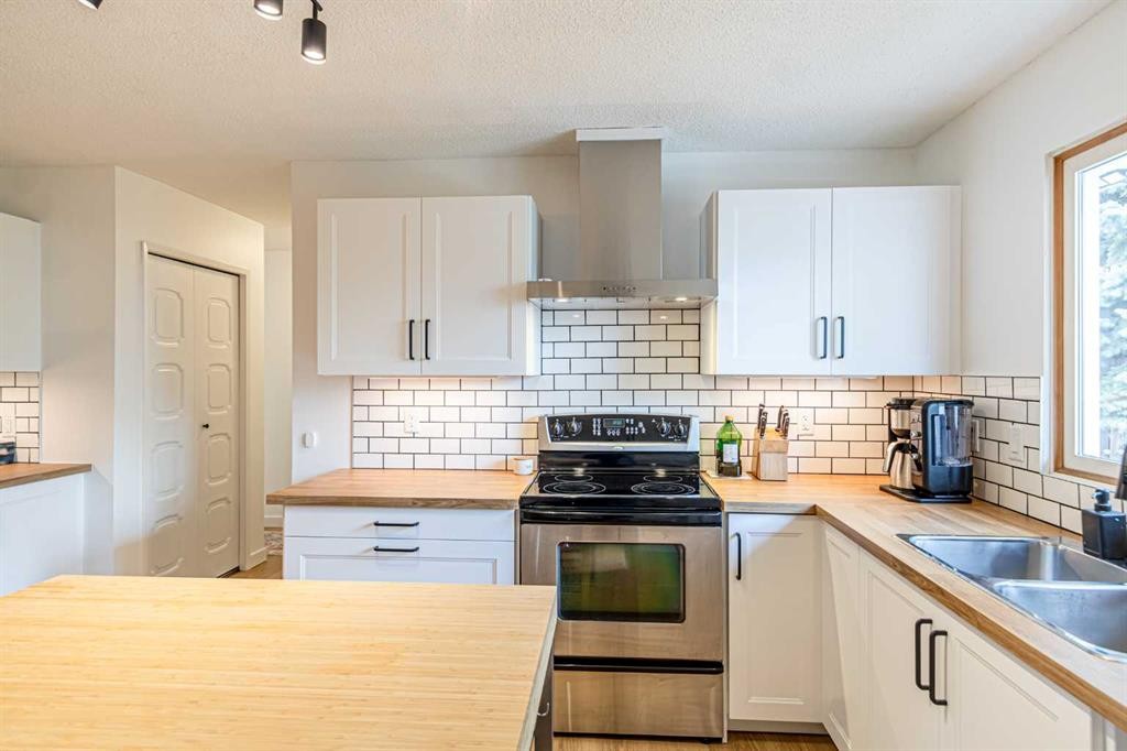 111 Lynnview Way Se, Calgary, AB - Indoor Photo Showing Kitchen With Double Sink