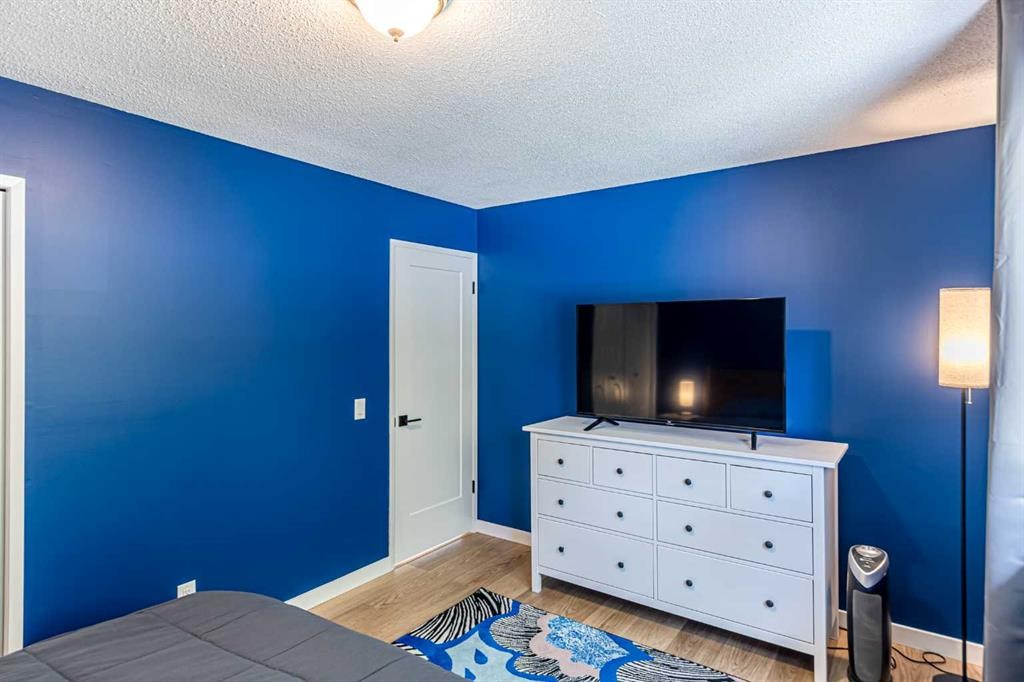 111 Lynnview Way Se, Calgary, AB - Indoor Photo Showing Bedroom