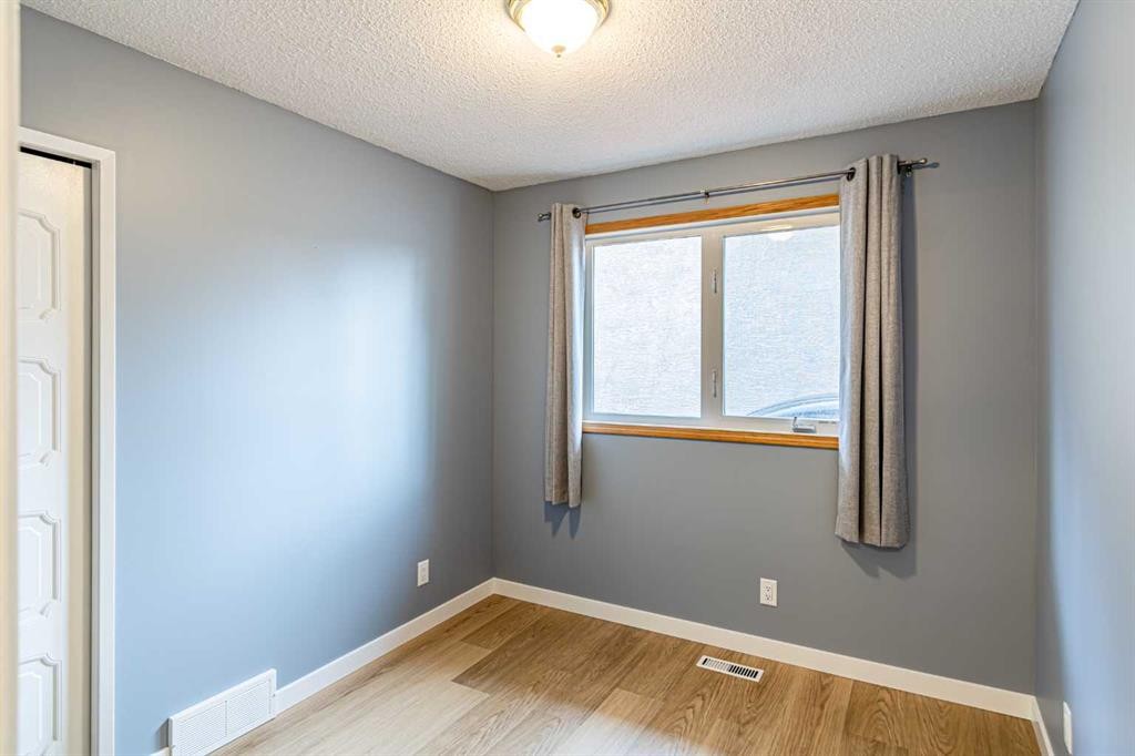 111 Lynnview Way Se, Calgary, AB - Indoor Photo Showing Other Room