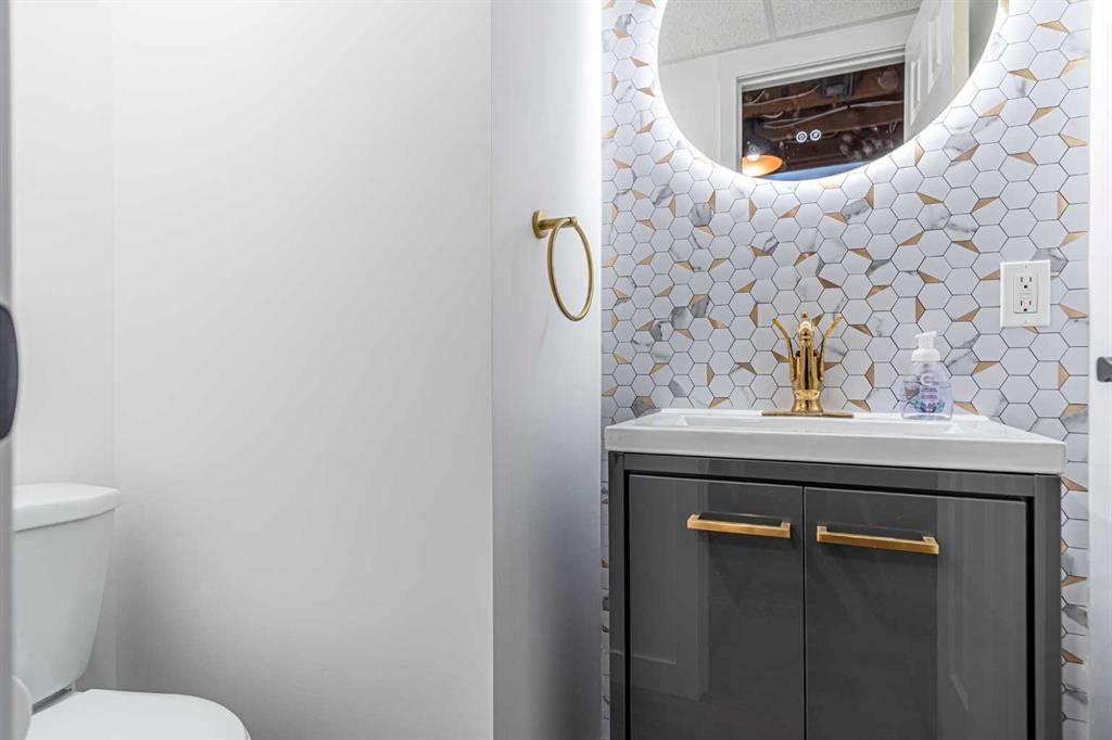 111 Lynnview Way Se, Calgary, AB - Indoor Photo Showing Bathroom