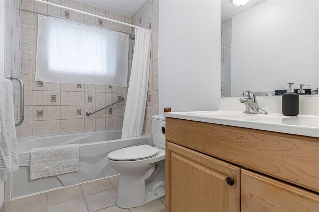111 Lynnview Way Se, Calgary, AB - Indoor Photo Showing Bathroom