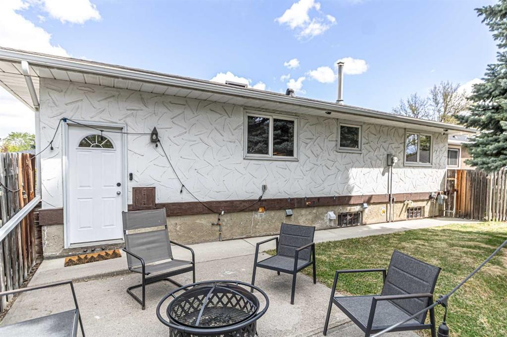 111 Lynnview Way Se, Calgary, AB - Outdoor