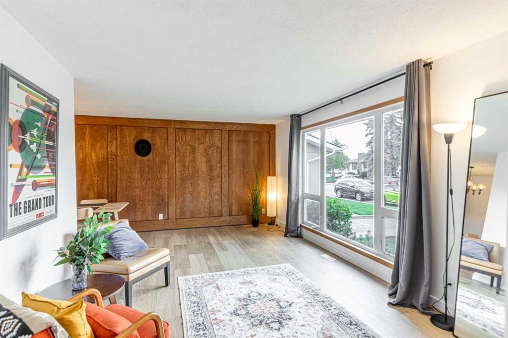 111 Lynnview Way Se, Calgary, AB - Indoor Photo Showing Living Room