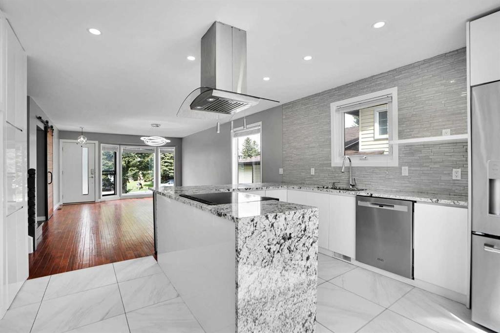 127 Woodstock Road Sw, Calgary, AB - Indoor Photo Showing Kitchen With Upgraded Kitchen