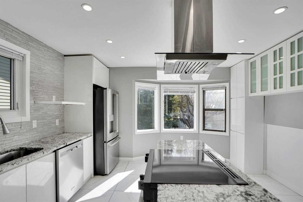 127 Woodstock Road Sw, Calgary, AB - Indoor Photo Showing Kitchen With Upgraded Kitchen