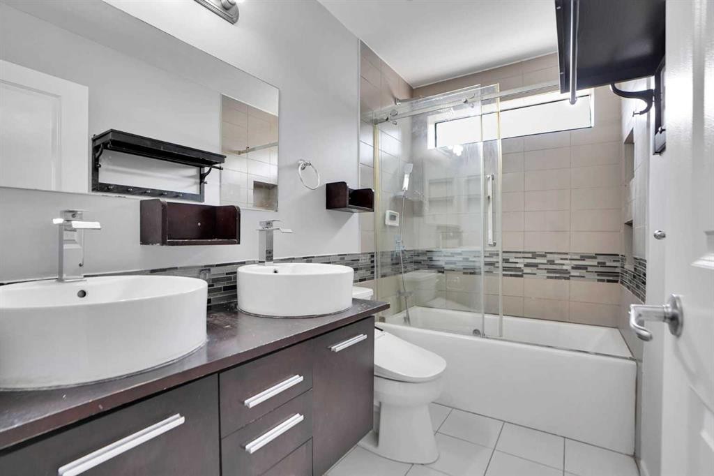 127 Woodstock Road Sw, Calgary, AB - Indoor Photo Showing Bathroom