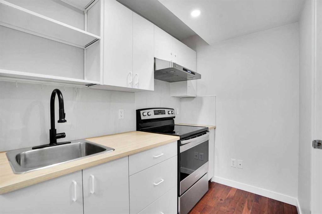 127 Woodstock Road Sw, Calgary, AB - Indoor Photo Showing Kitchen