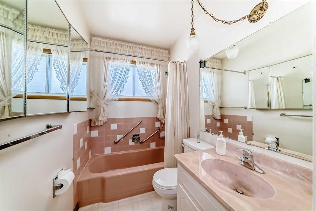 54 Fullerton Road Se, Calgary, AB - Indoor Photo Showing Bathroom
