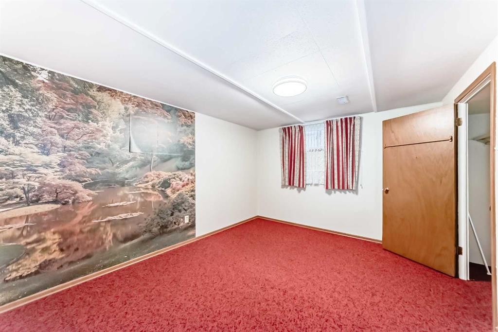54 Fullerton Road Se, Calgary, AB - Indoor Photo Showing Other Room