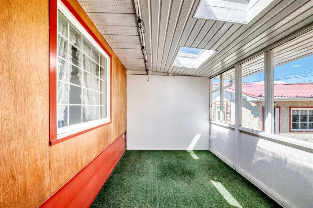 54 Fullerton Road Se, Calgary, AB - Indoor Photo Showing Other Room