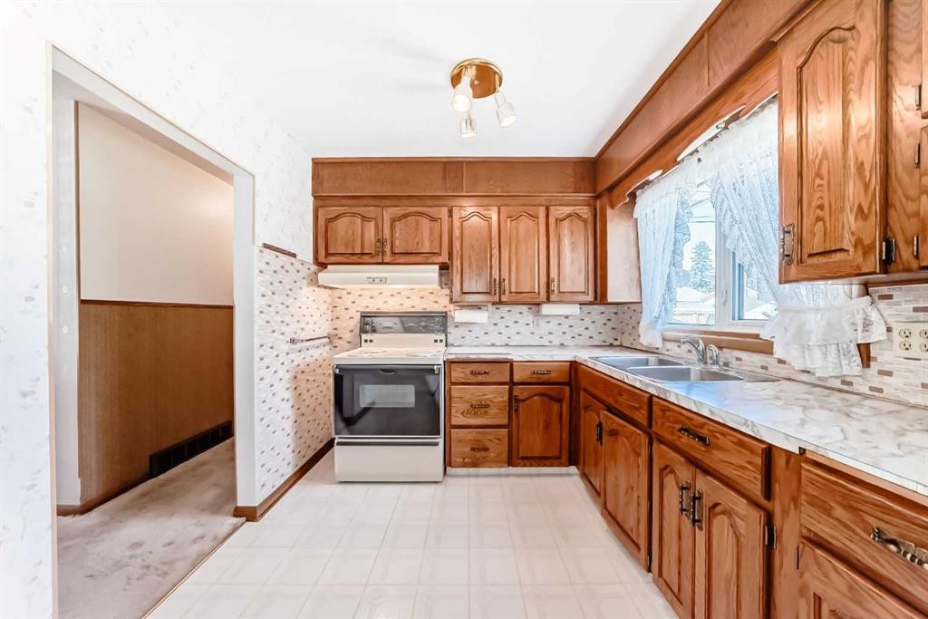 54 Fullerton Road Se, Calgary, AB - Indoor Photo Showing Kitchen With Double Sink