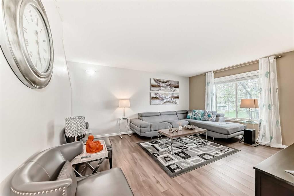 92 Covehaven Road Ne, Calgary, AB - Indoor Photo Showing Living Room
