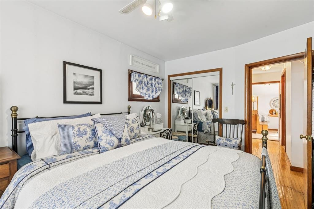 2048 26 Street Se, Calgary, AB - Indoor Photo Showing Bedroom