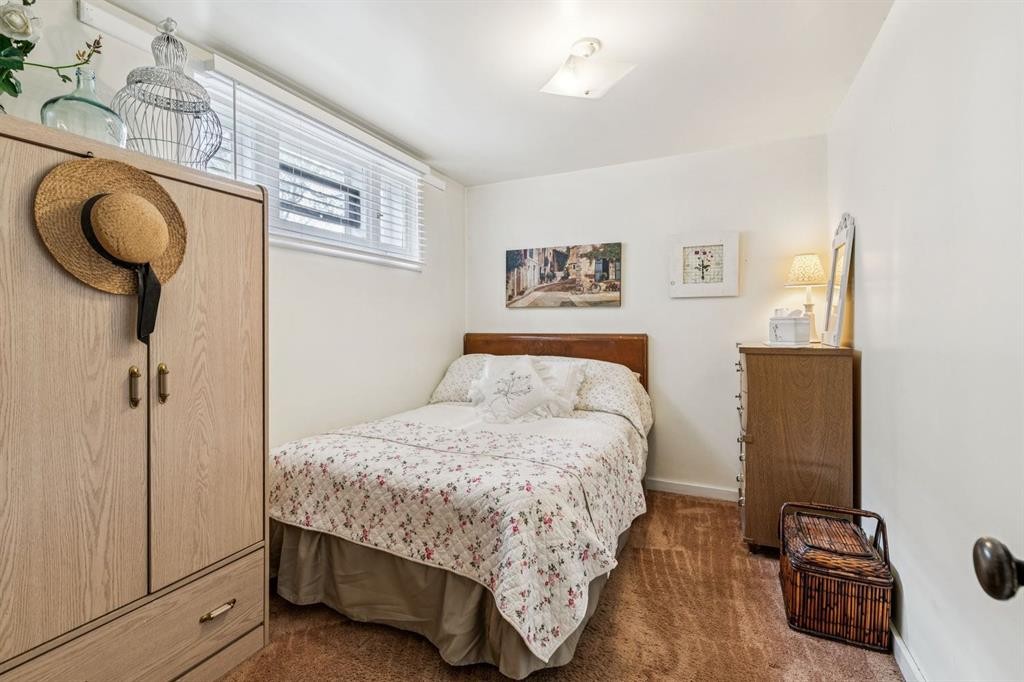 2048 26 Street Se, Calgary, AB - Indoor Photo Showing Bedroom