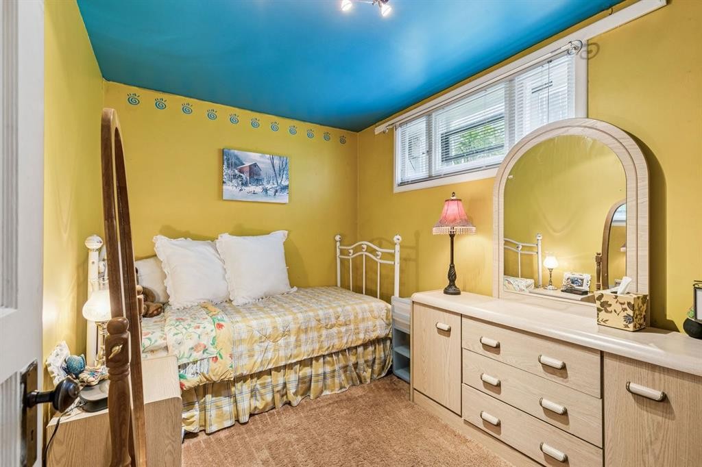 2048 26 Street Se, Calgary, AB - Indoor Photo Showing Bedroom
