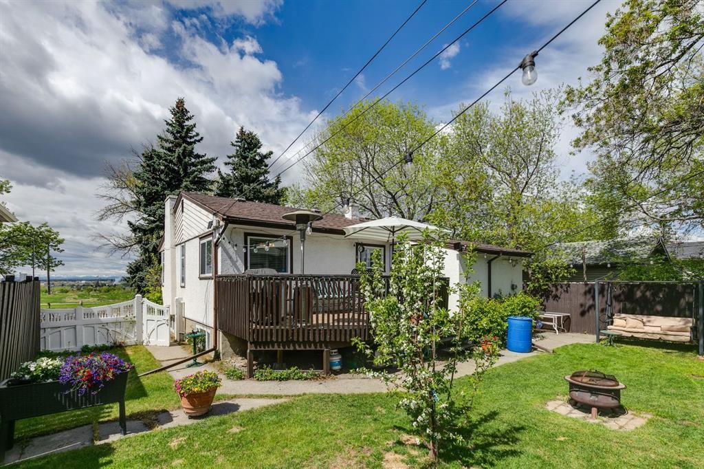 2048 26 Street Se, Calgary, AB - Outdoor