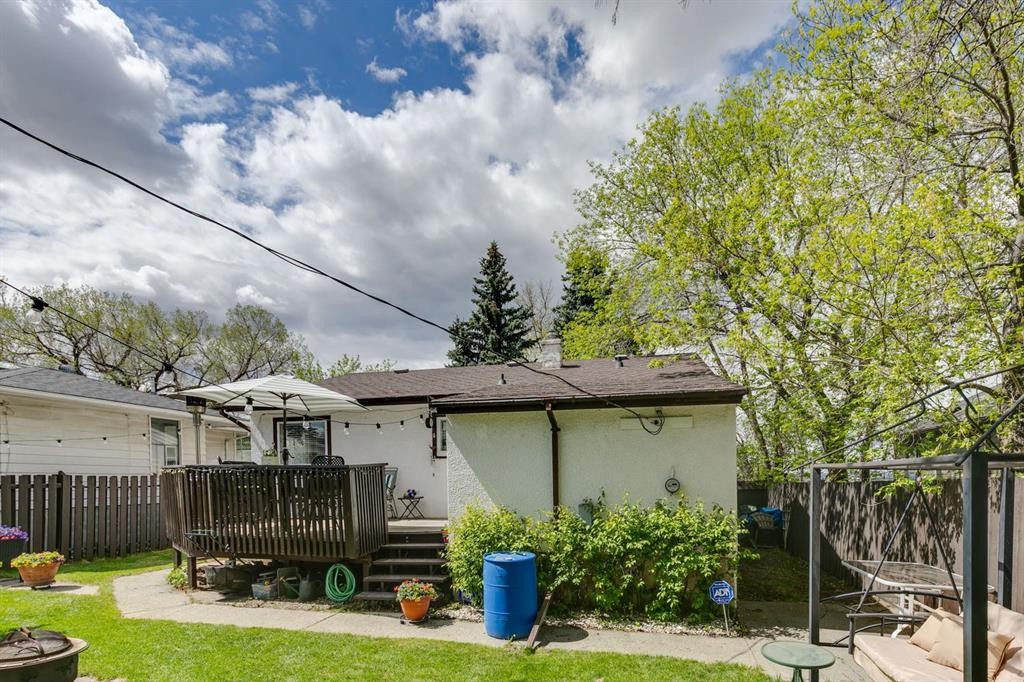 2048 26 Street Se, Calgary, AB - Outdoor