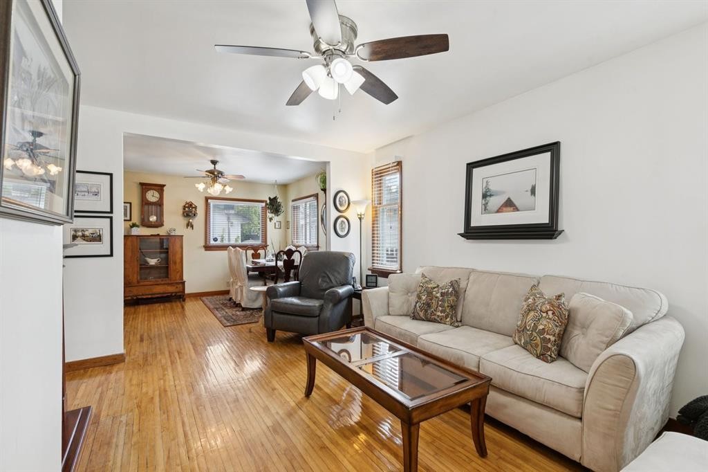 2048 26 Street Se, Calgary, AB - Indoor Photo Showing Living Room