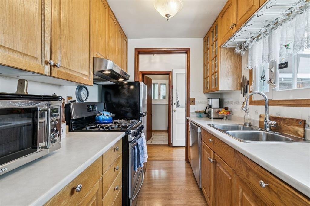 2048 26 Street Se, Calgary, AB - Indoor Photo Showing Kitchen With Double Sink