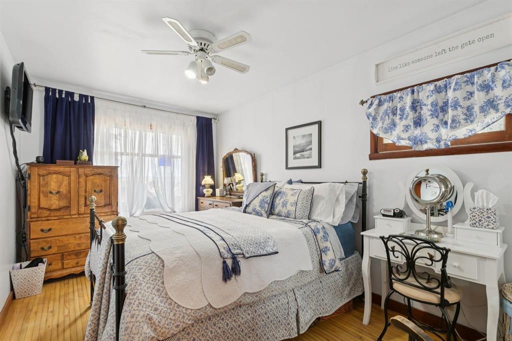 2048 26 Street Se, Calgary, AB - Indoor Photo Showing Bedroom