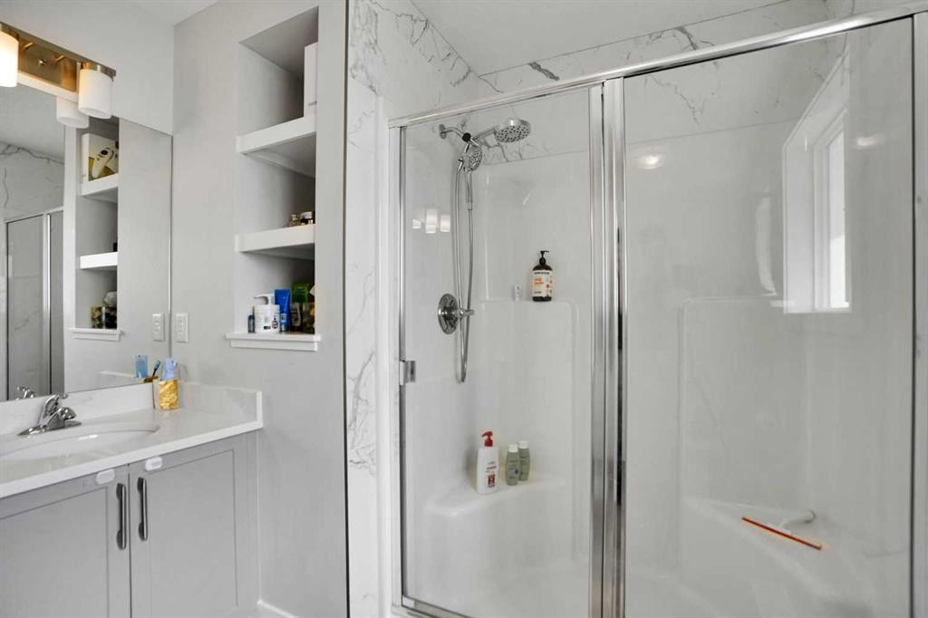3 Rivercrest Common, Cochrane, AB - Indoor Photo Showing Bathroom