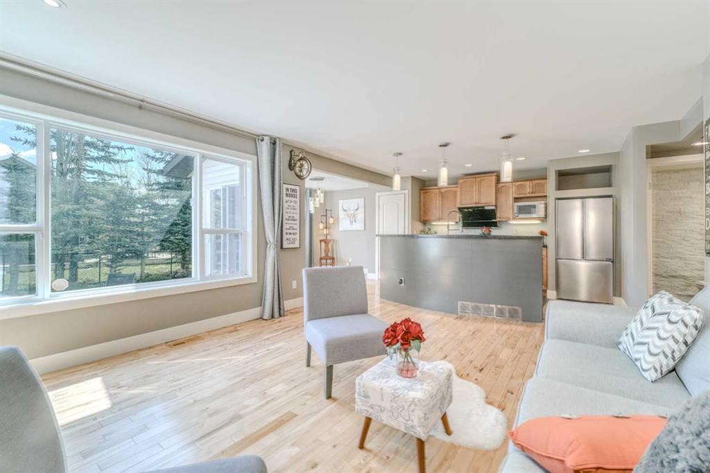 100 Royal Birch Crescent Nw, Calgary, AB - Indoor Photo Showing Living Room